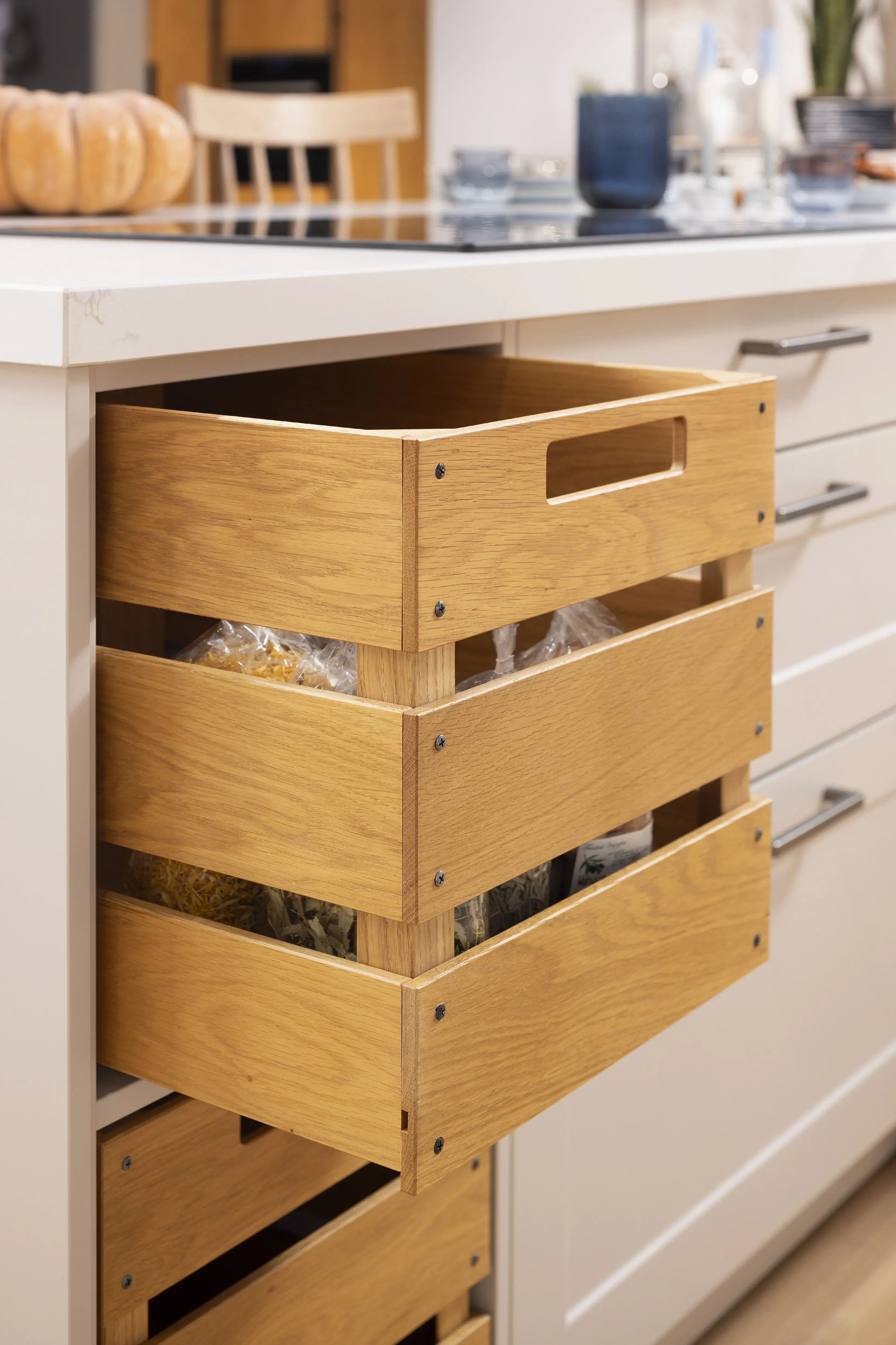 Offene Holzkiste als Schublade in einer modernen Küchenzeile